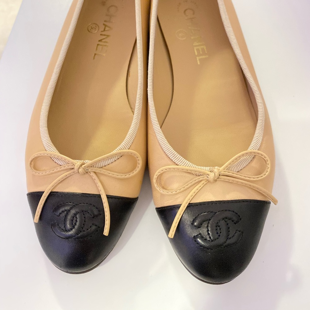 Classic CHANEL ballerina flats